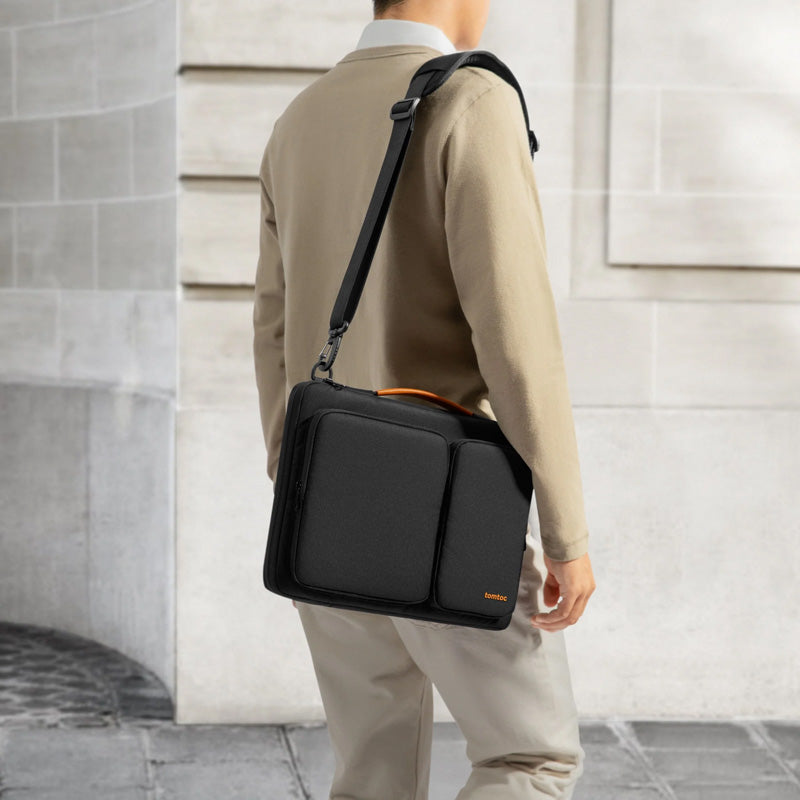 Bolsa Tiracolo Defender-A42 para MacBook Pro 14" Preto